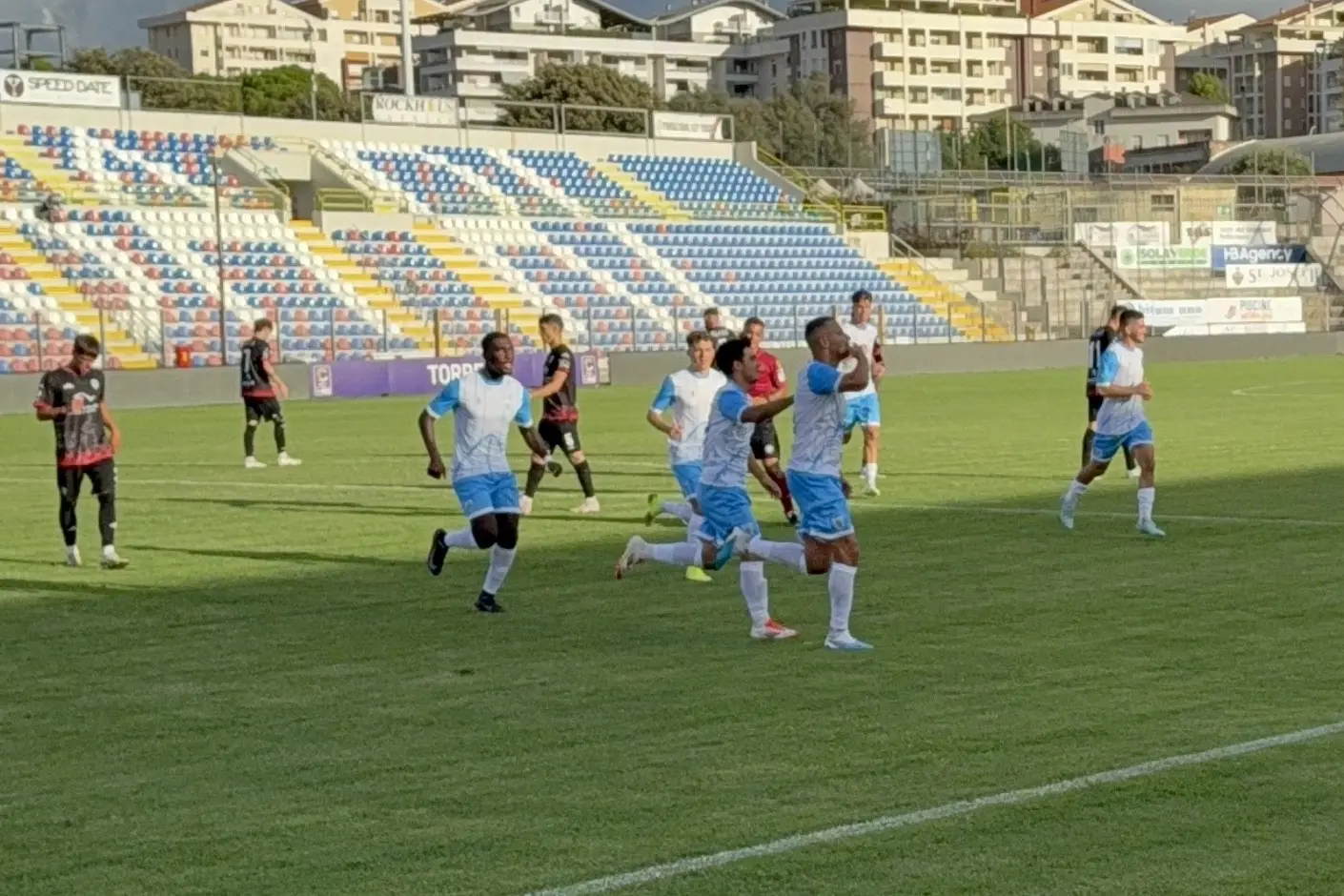 L'esultanza di Marco Cabeccia per il gol del Latte Dolce col Budoni (foto Latte Dolce)