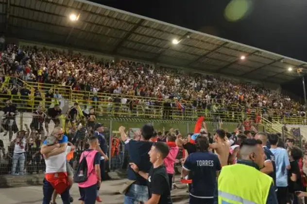 La tribuna coperta del "Vanni Sanna" (foto Torres)
