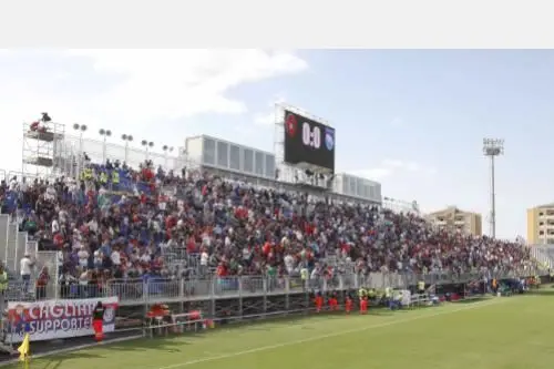 Tifosi allo stadio Is Arenas