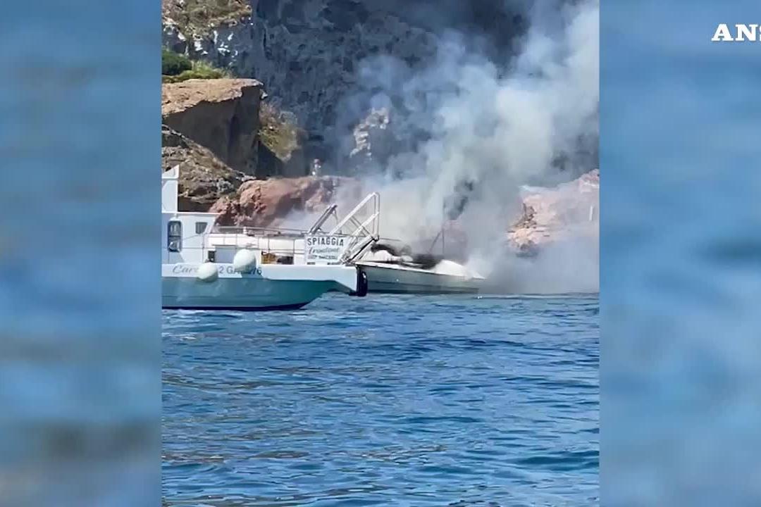 Yacht a fuoco a Ponza, gli occupanti si buttano in mare