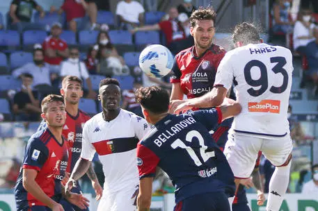 La sfida d'andata tra Cagliari e Genoa (Ansa)