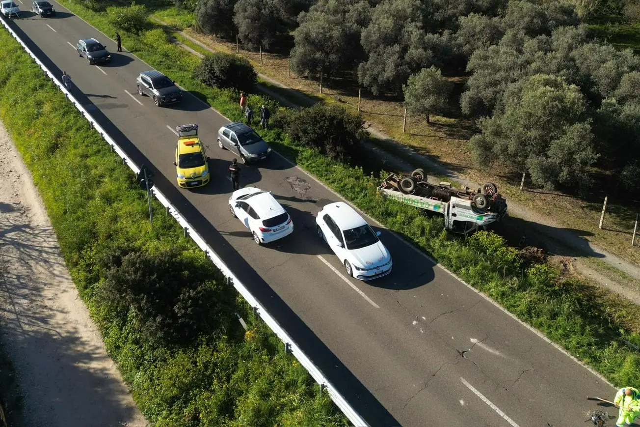 Il furgone ribaltato (Foto: Ginaluigi Deidda)