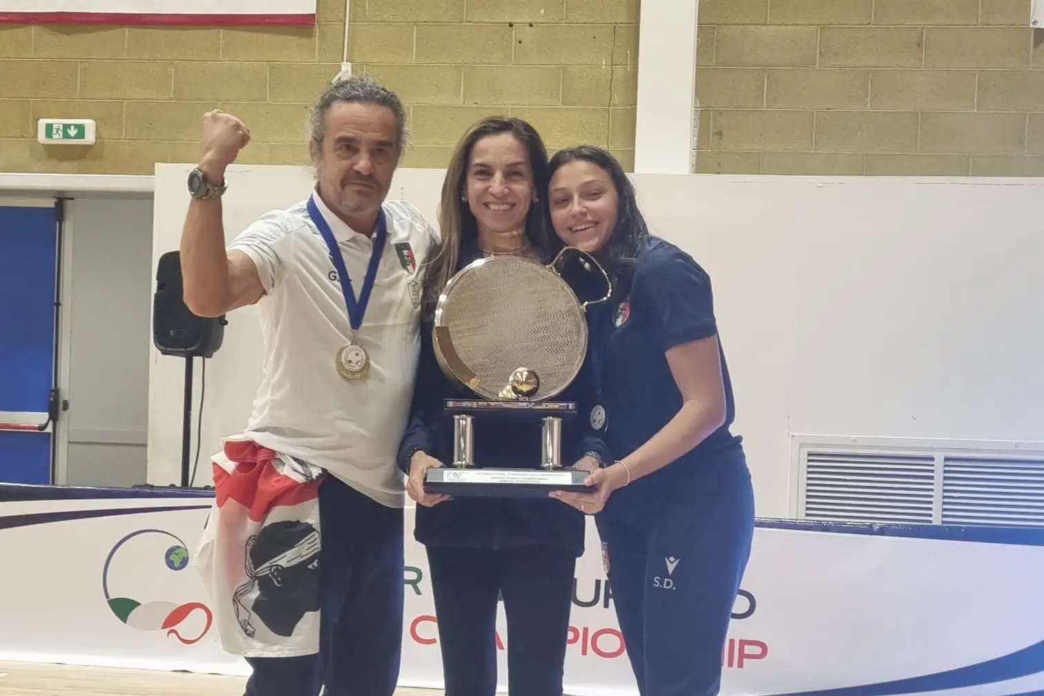 Gianni Dessì, Alessandra Sanna e Sara Daga con la Coppa del Mondo Indoor vinta (foto concessa da Sara Daga)