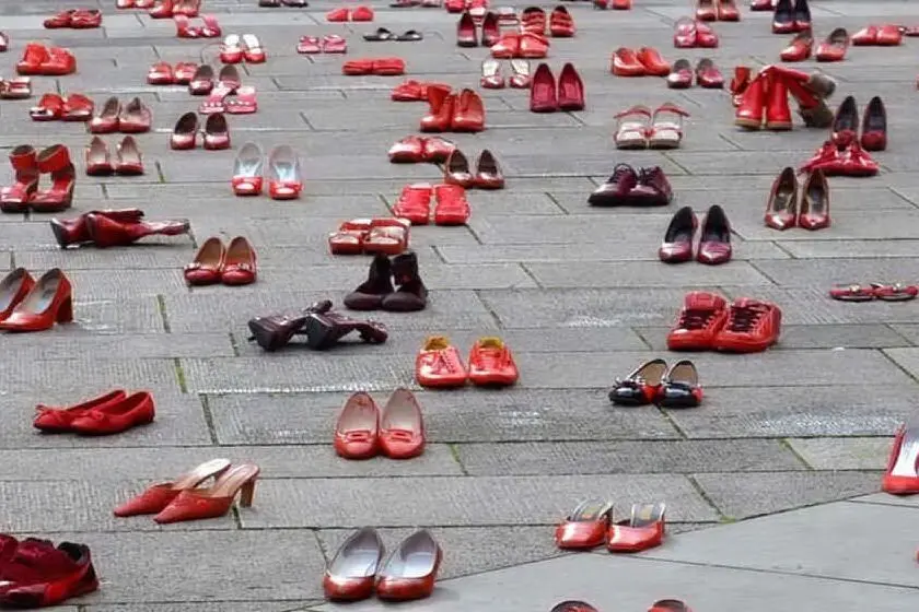 Le scarpette rosse, simbolo della lotta alla violenza sulle donne (Archivio L'Unione Sarda)