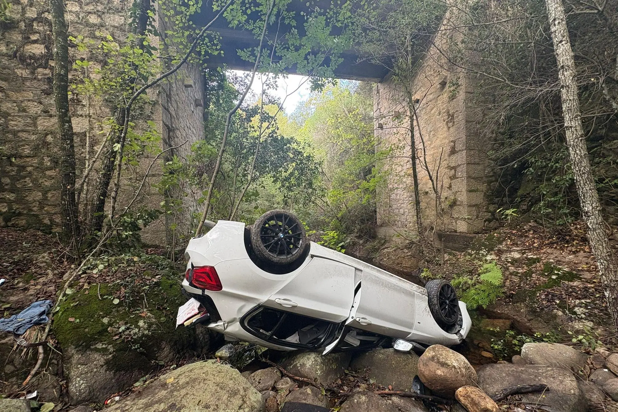 L'auto distrutta (Foto: Busia)
