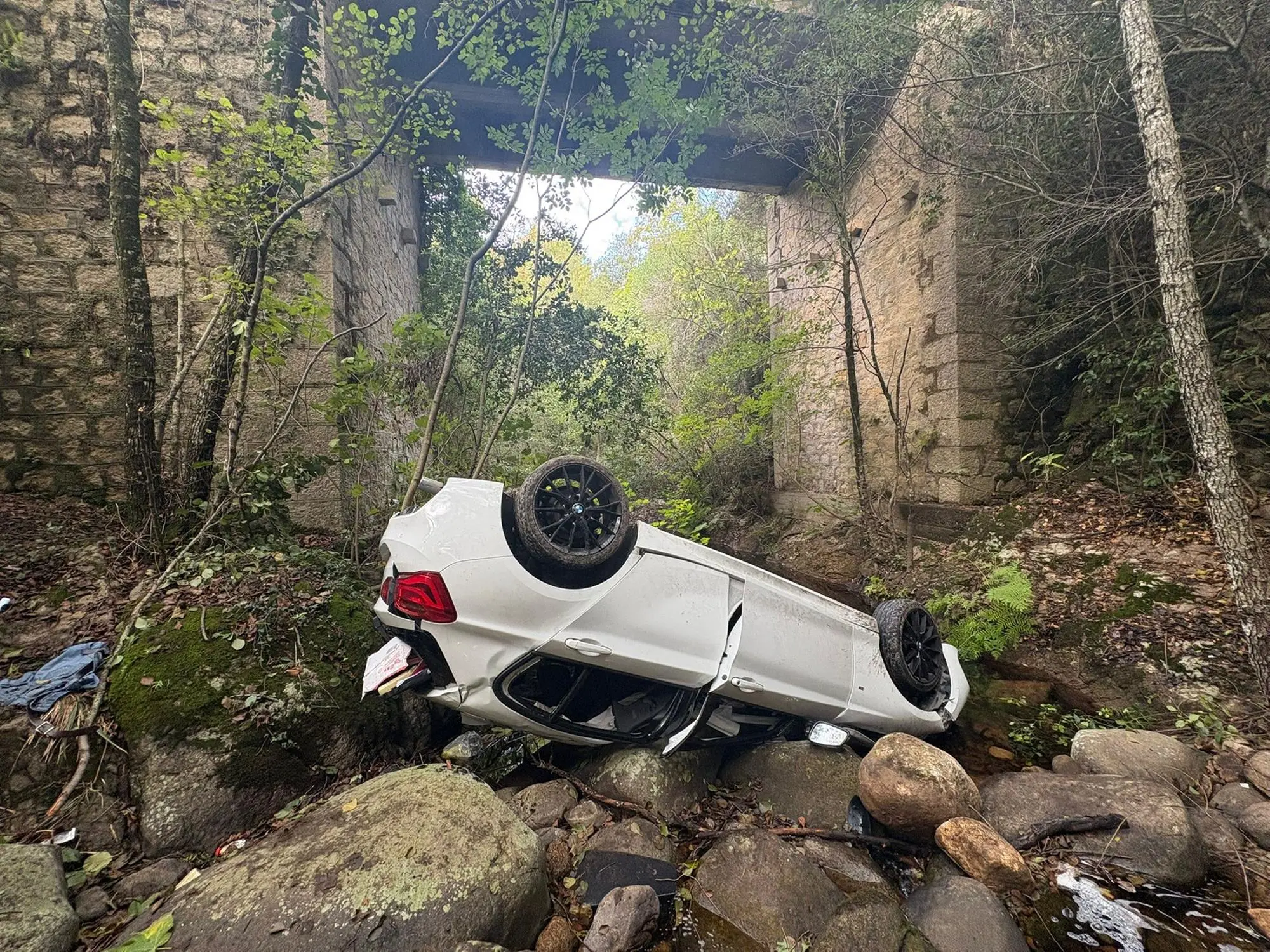 L'auto distrutta (Foto: Busia)