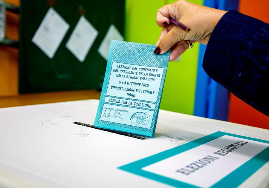 Calabria, urne aperte: si vota fino alle 15