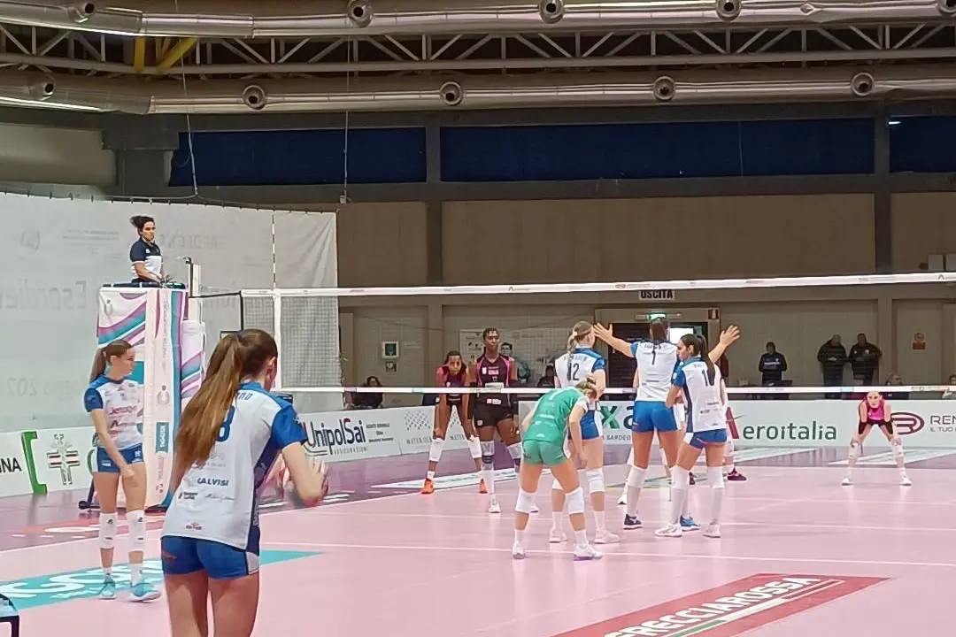 Laura Pasquino al servizio durante un match dell'Hermaea (foto Ilenia Giagnoni)
