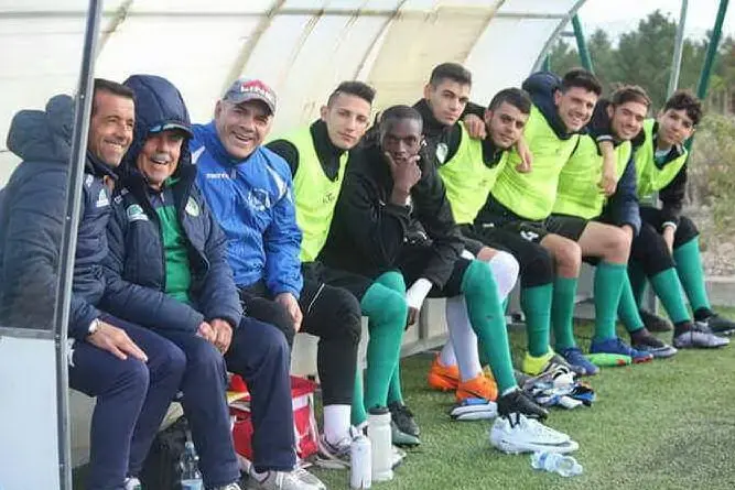 Pierpaolo Piras, primo a sinistra, allenatore del Sant'Elena Quartu