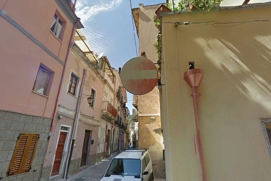 Si arrampica sui balconi e irrompe in casa della ex: arrestato a Iglesias