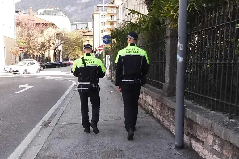 Polizia locale (foto Ansa)