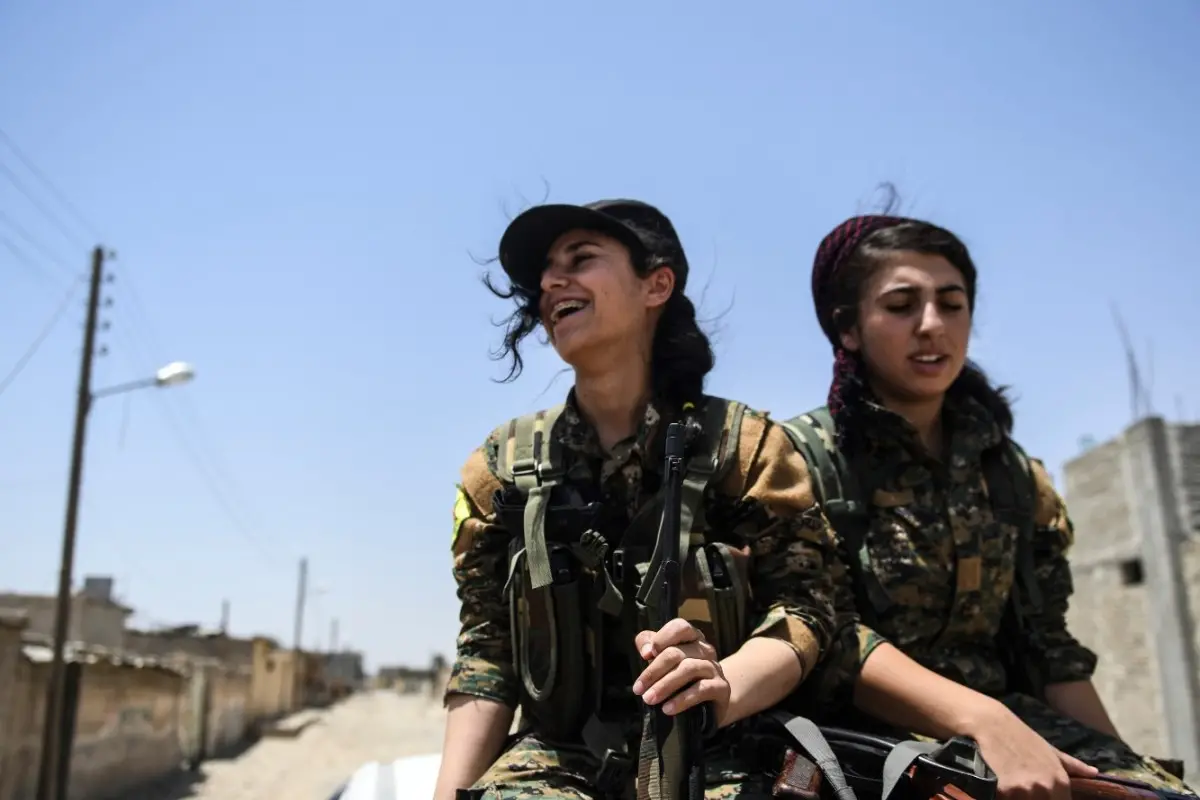 Donne curde al fronte nell'area di Kobane negli anni scorsi