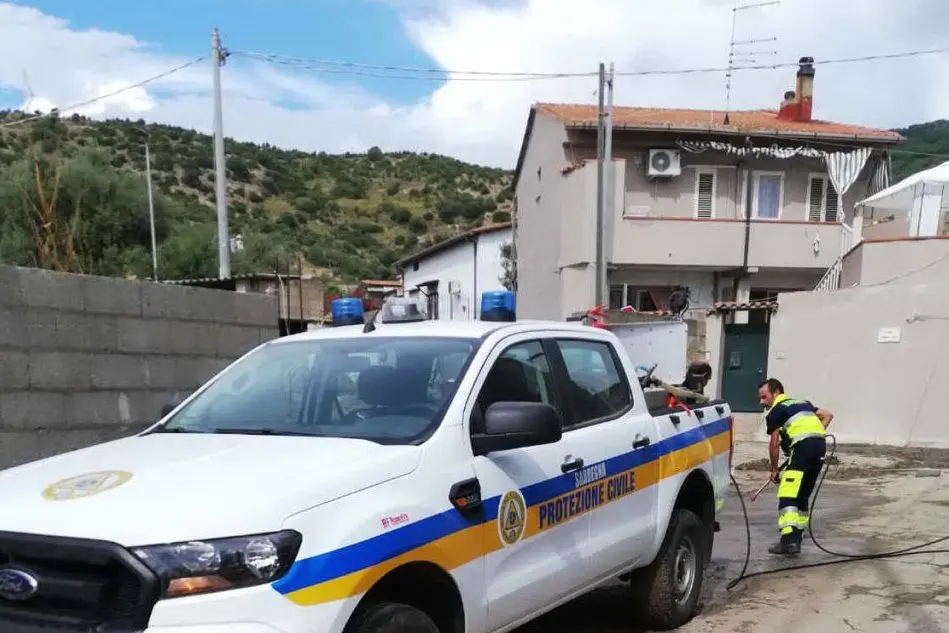 La protezione civile di Tuili impegnata dopo i danni del nubifragio (foto L'Unione Sarda - Pintori)