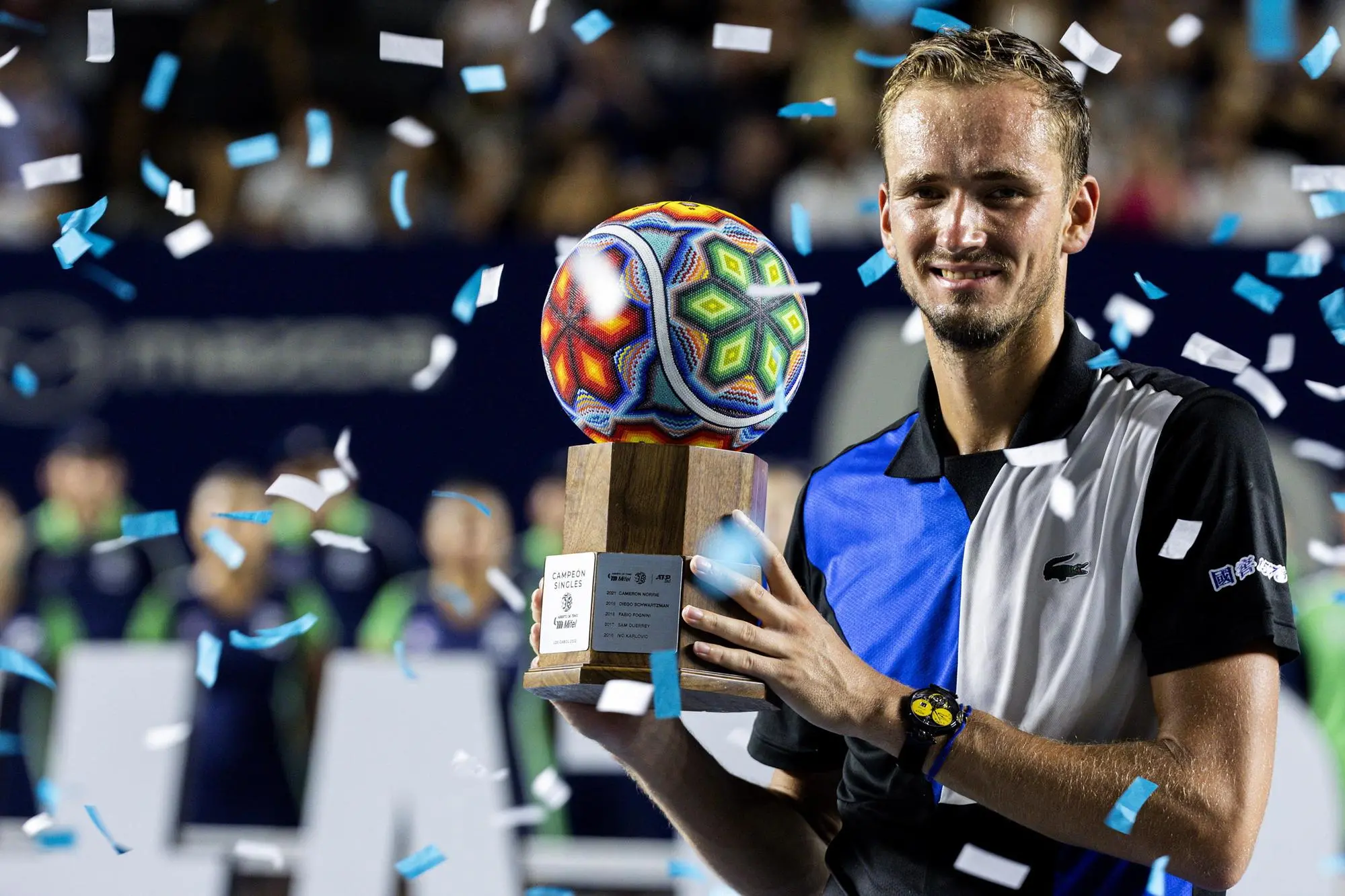 epaselect epa10109605 Daniil Medvedev of Russia celebrates his victory with the tournament trophy after defeating Cameron Norrie of Britain in their final match of the Los Cabos Open tennis tournament in Los Cabos, Baja California Sur, Mexico, 06 August 2022. EPA/JORGE REYES