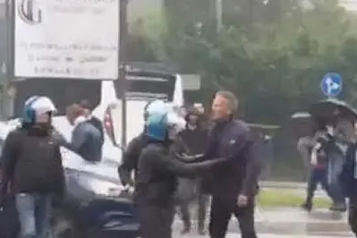 Mihajlovic circondato dagli agenti (frame dal video Rai)
