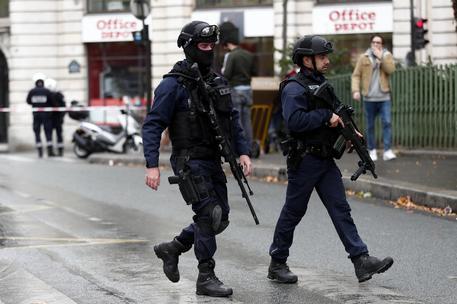 Parigi, fermata una banda di rapinatori italiani: rubavano orologi con il “trucco dello specchietto”