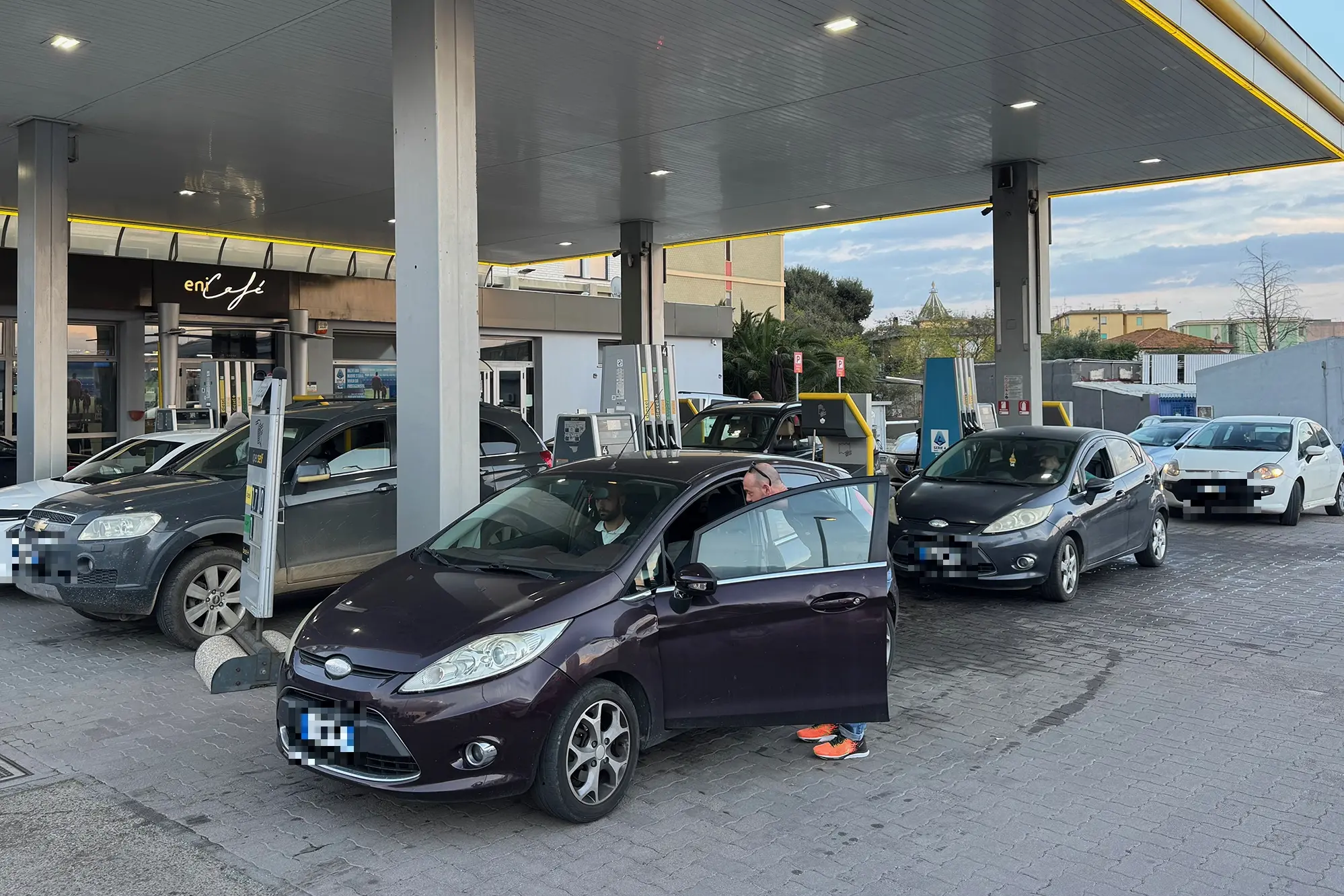 Un distributore di benzina (Archivio-Anedda Endrich)