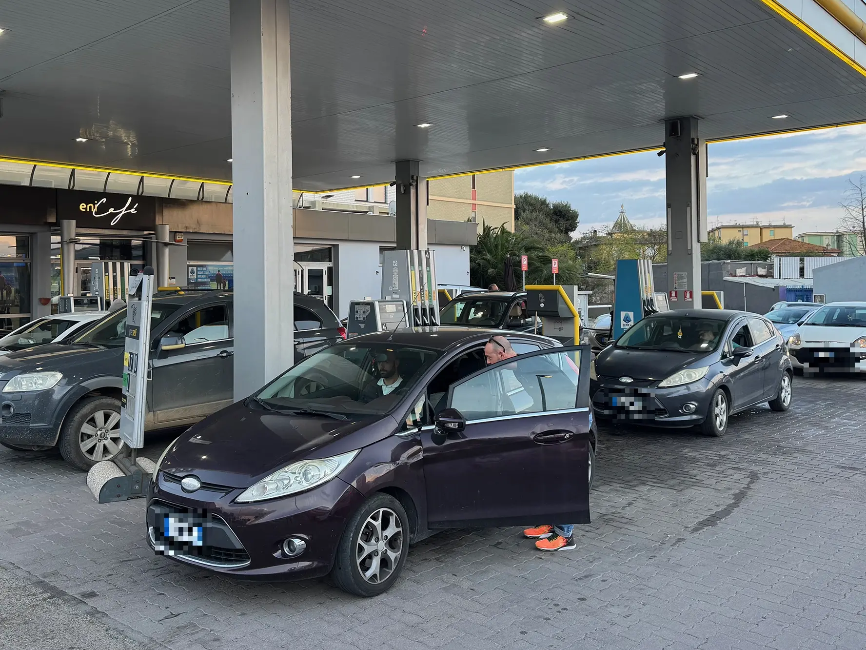 Un distributore di benzina (Archivio-Anedda Endrich)