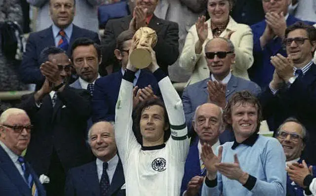 1974, Beckenbauer alza la Coppa rinnovata nella sua forma, come la conosciamo oggi