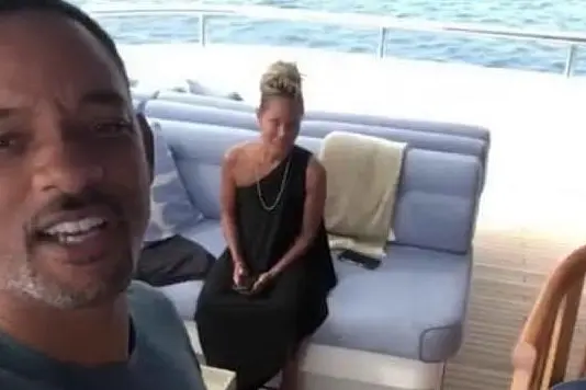 Will Smith e la moglie Jada sullo yacht in Sardegna (frame Instagram)