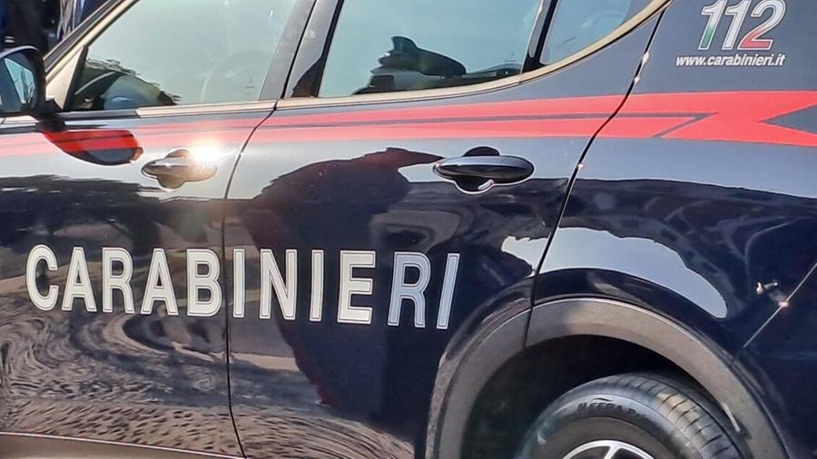 San Teodoro, entra armato di coltello in una casa e semina i
