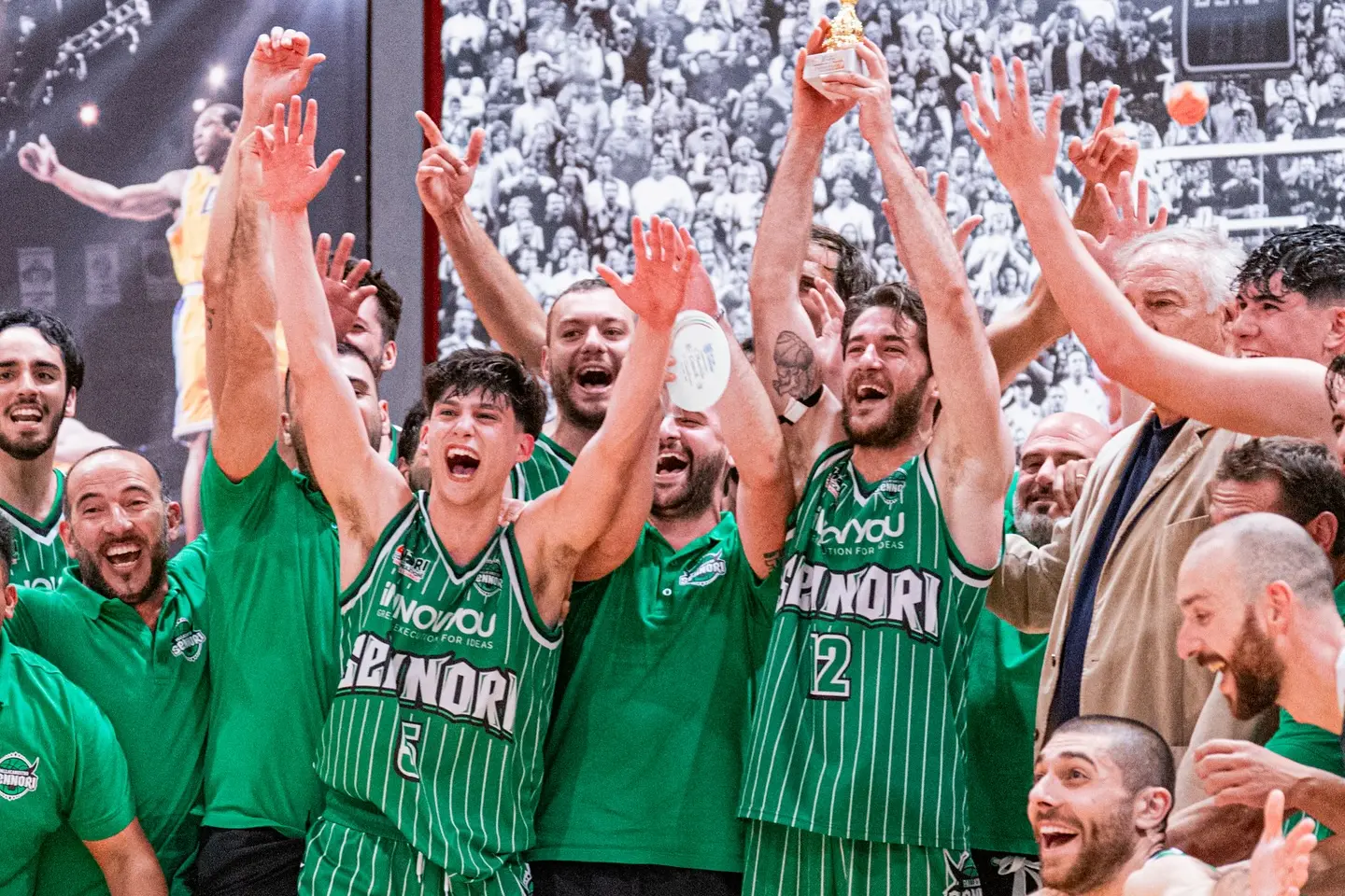 Sennori festeggia la vittoria del titolo regionale (foto Chiaramida)