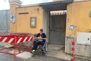Massimo Pistori incatenato davanti al comune a Quartucciu (foto Melis)