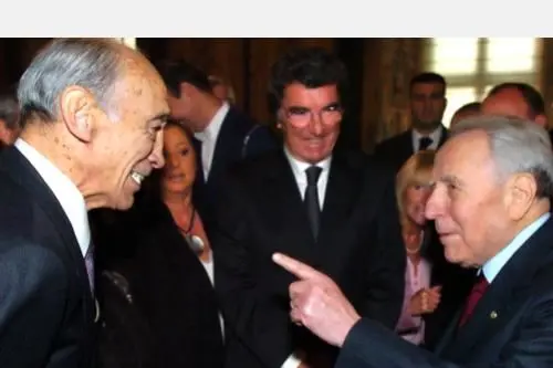 Il presidente della Repubblica Carlo Azeglio Ciampi (D) parla con Enzo Bearzot (S) e Dino Zoff (C)