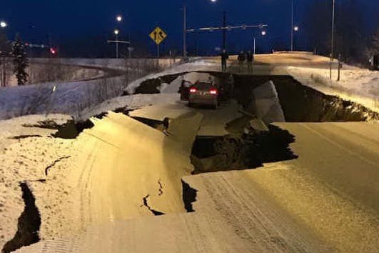 L'immagine di una strada danneggiata postata su Twitter