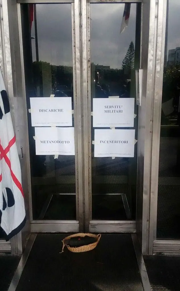 Cartelli su una porta del palazzo