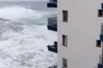 L'Oceano fa paura: la violenza delle onde sradica i balconi