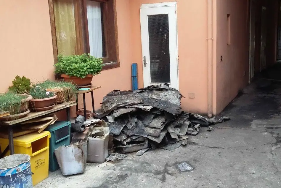 I resti della copertura andata distrutta
