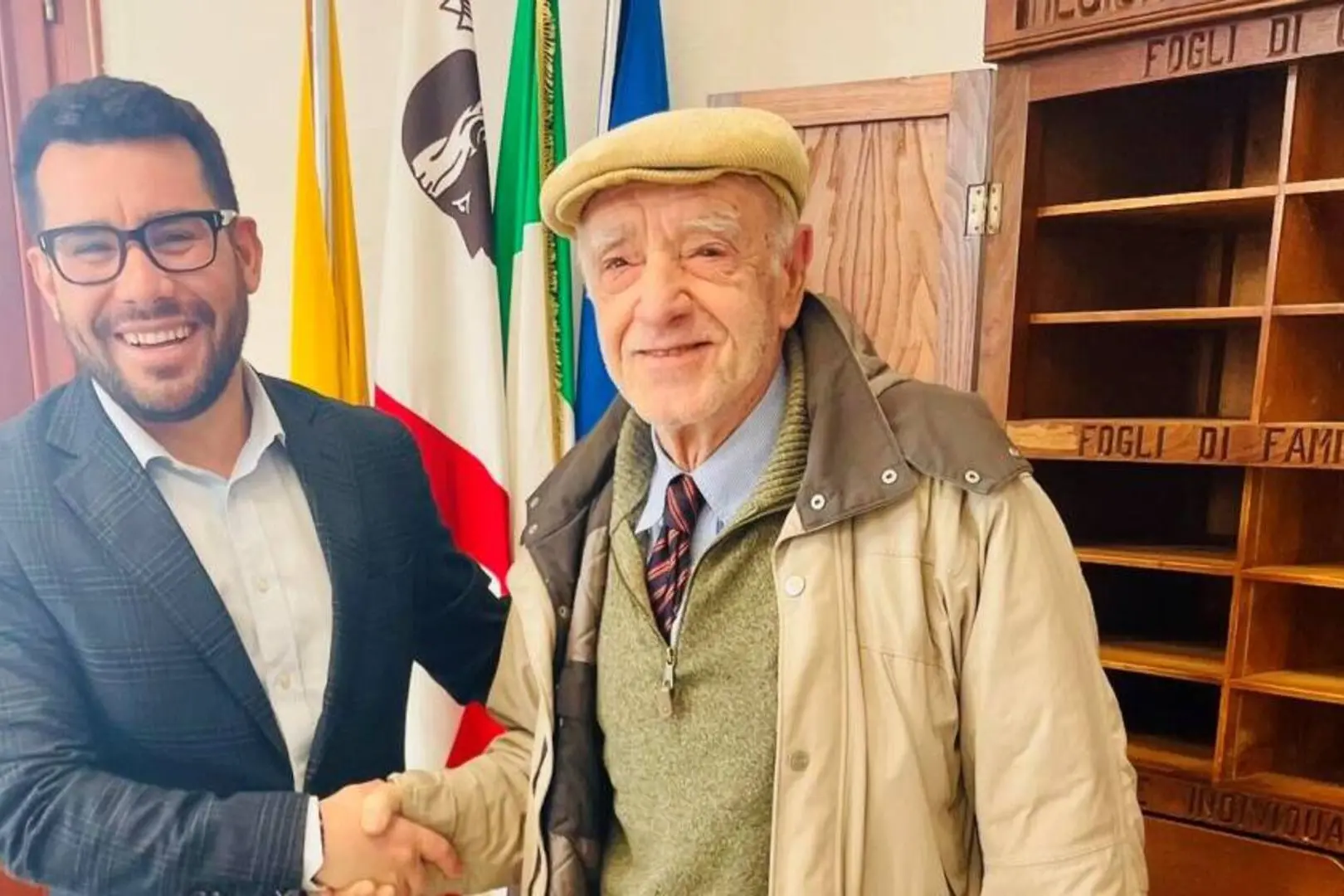 Orfeo Pinna con il sindaco Luca Corrias ( foto concessa)
