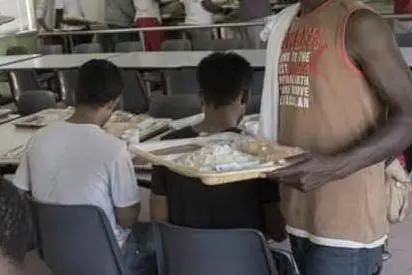 Migranti a una mensa