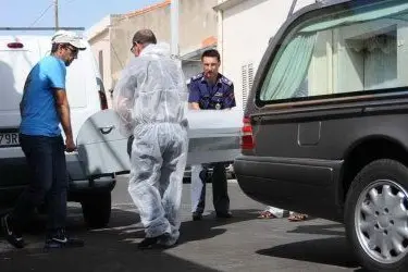 La bara con il corpo della vittima