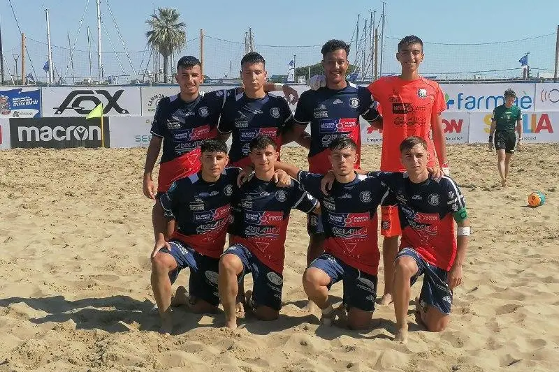 La squadra del Cagliari Beach Soccer Under 20, che ha chiuso il campionato al secondo posto (foto concessa dalla società)