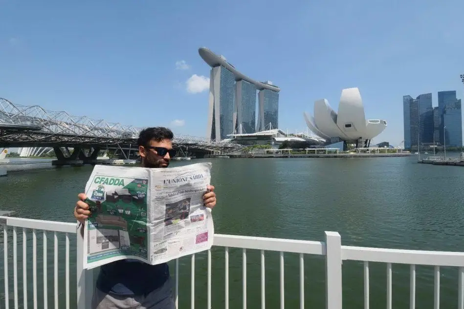 Federico Angius con L'Unione Sarda a Marina Bay, Singapore (foto concesse dall'intervistato)