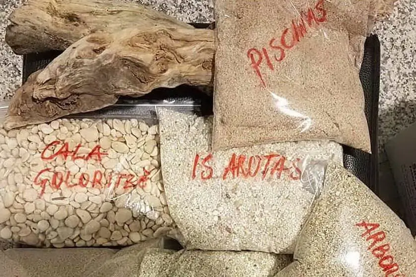Alcune buste sequestrate negli aeroporti sardi (foto da Facebook)
