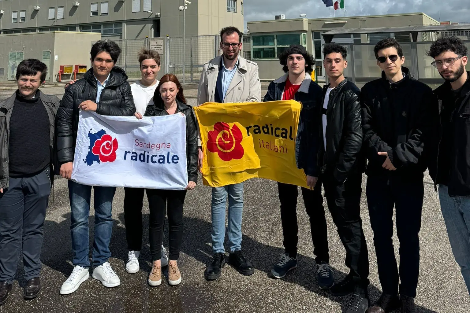 La delegazione di Radicali italiani davanti al carcere di Massama (foto Pinna)