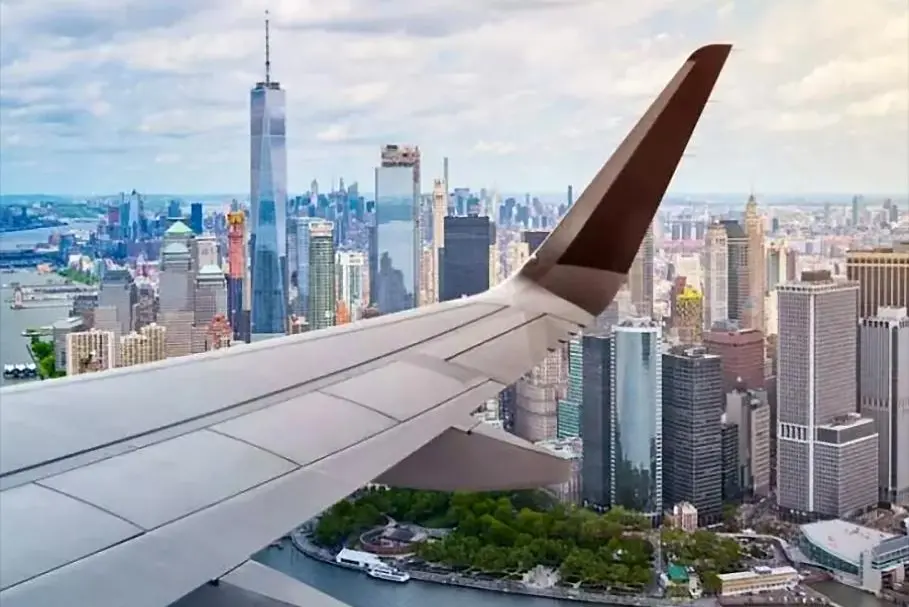 Un aereo sorvola New York (foto archivio L'Unione Sarda)