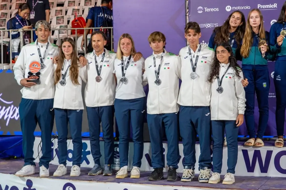 La Nazionale italiana sul podio (foto Itf)