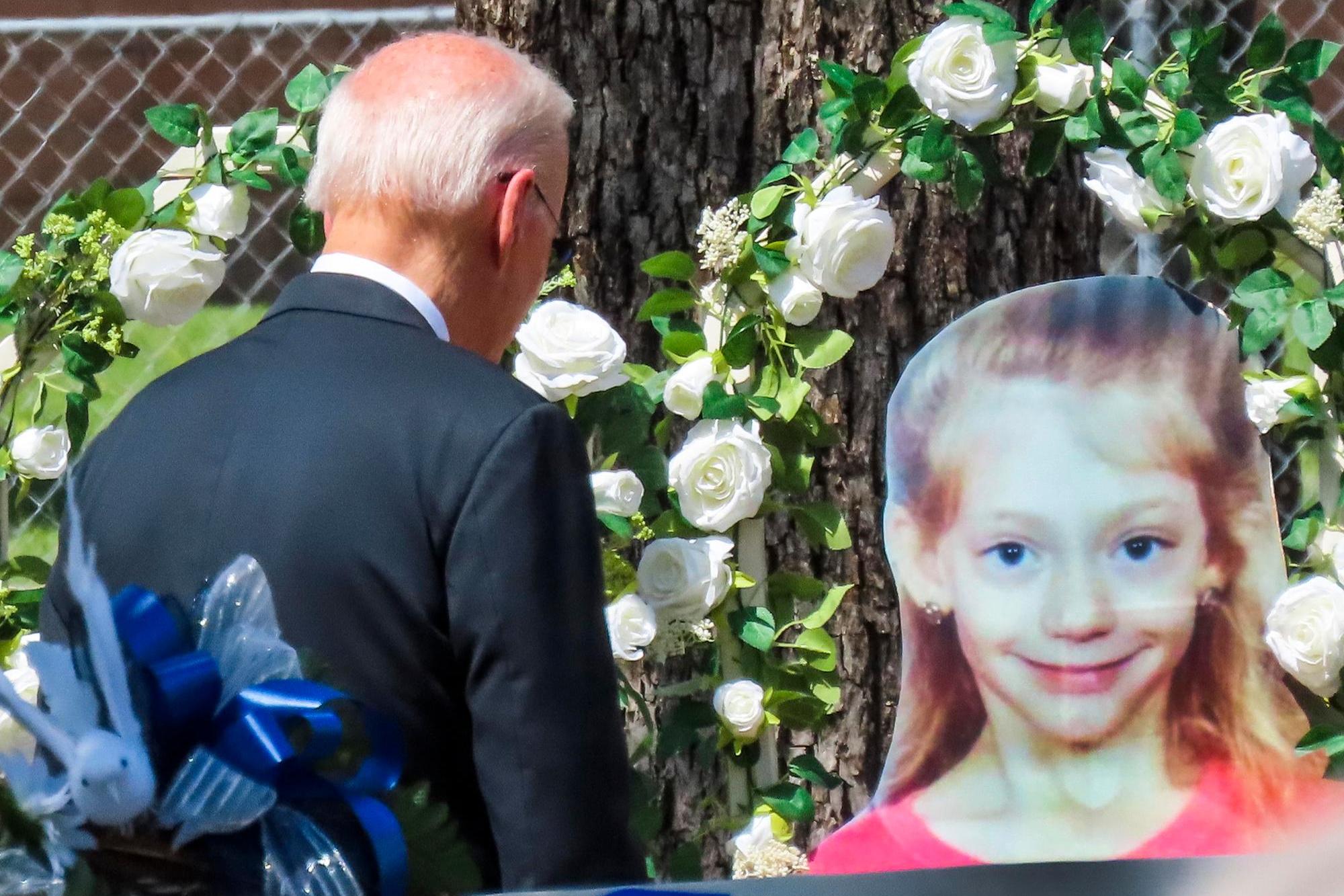 Strage a scuola, Biden in lacrime rende omaggio alle piccole vittime
