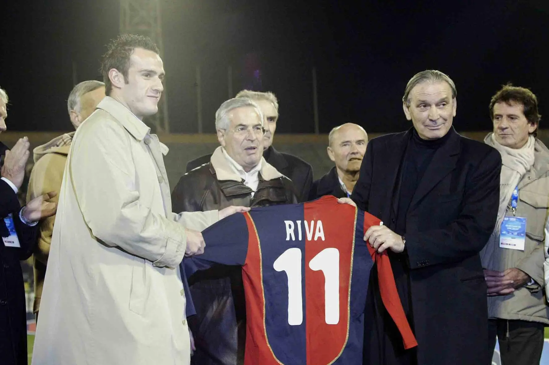 Rocco Sabato consegna la maglia numero 11 a Gigi Riva (foto Max Solinas)