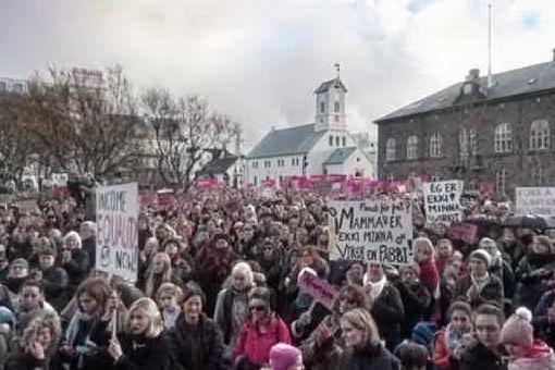Islanda, una legge impone la parità dei salari tra uomo e donna