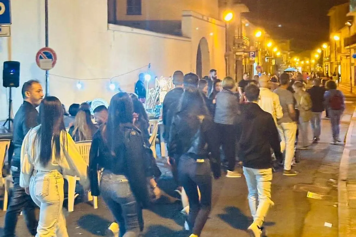 Una delle serate della movida sangavinese in via Roma (foto Pittau)