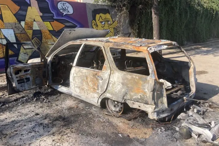 L'auto distrutta dalle fiamme (foto Pala)