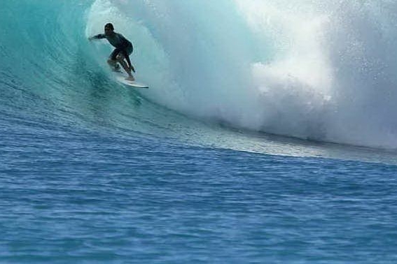 Un surfista (foto Pixabay)