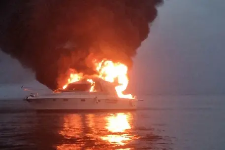 Lo yacht in fiamme (Ansa)