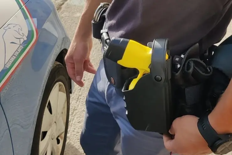 Il taser in dotazione agli agenti (foto Questura di Nuoro)
