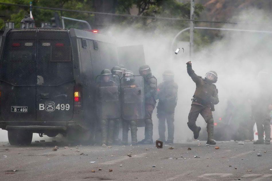 Cile, scontri nella Capitale: gas lacrimogeni contro i manifestanti
